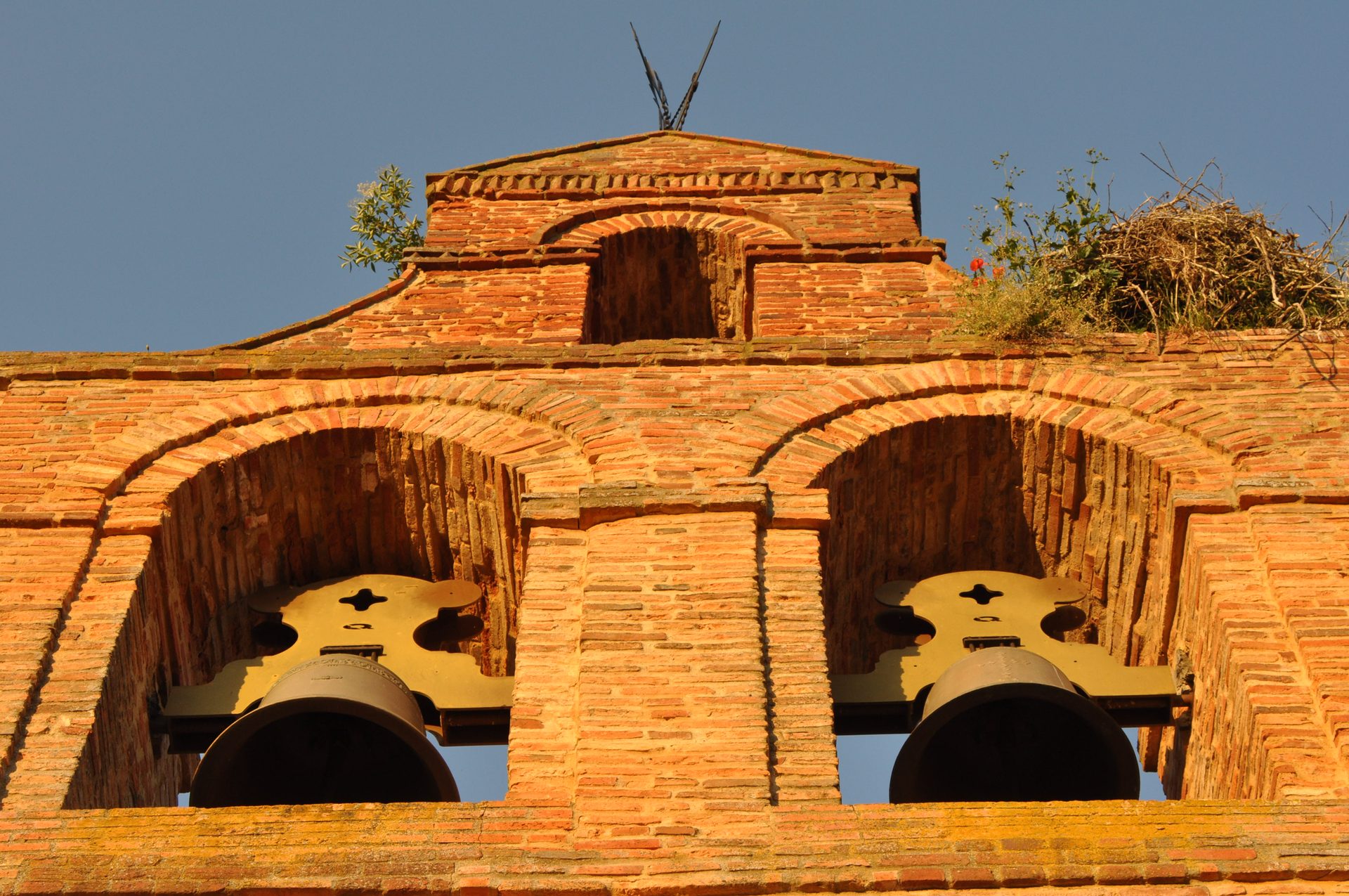 Las campanas, al sol de la tarde