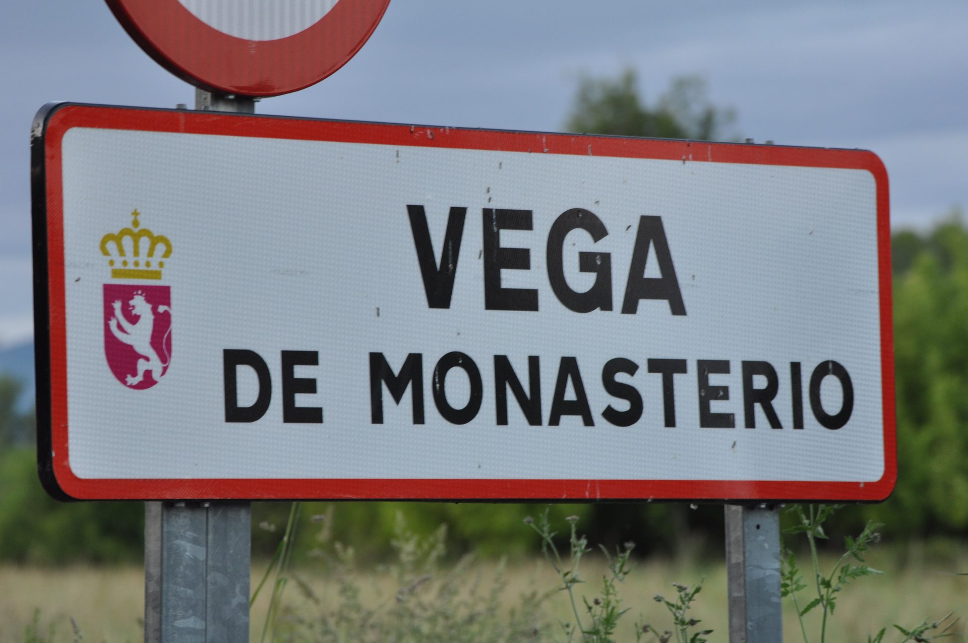 Cartel de entrada a Vega de Monasterio