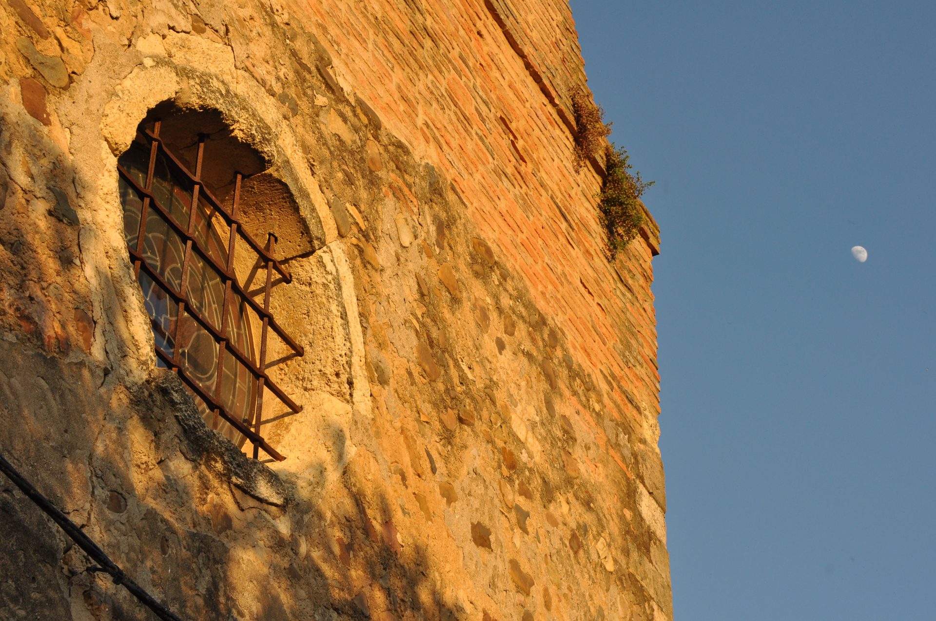 Ventana de la iglesia con la luna al fondo